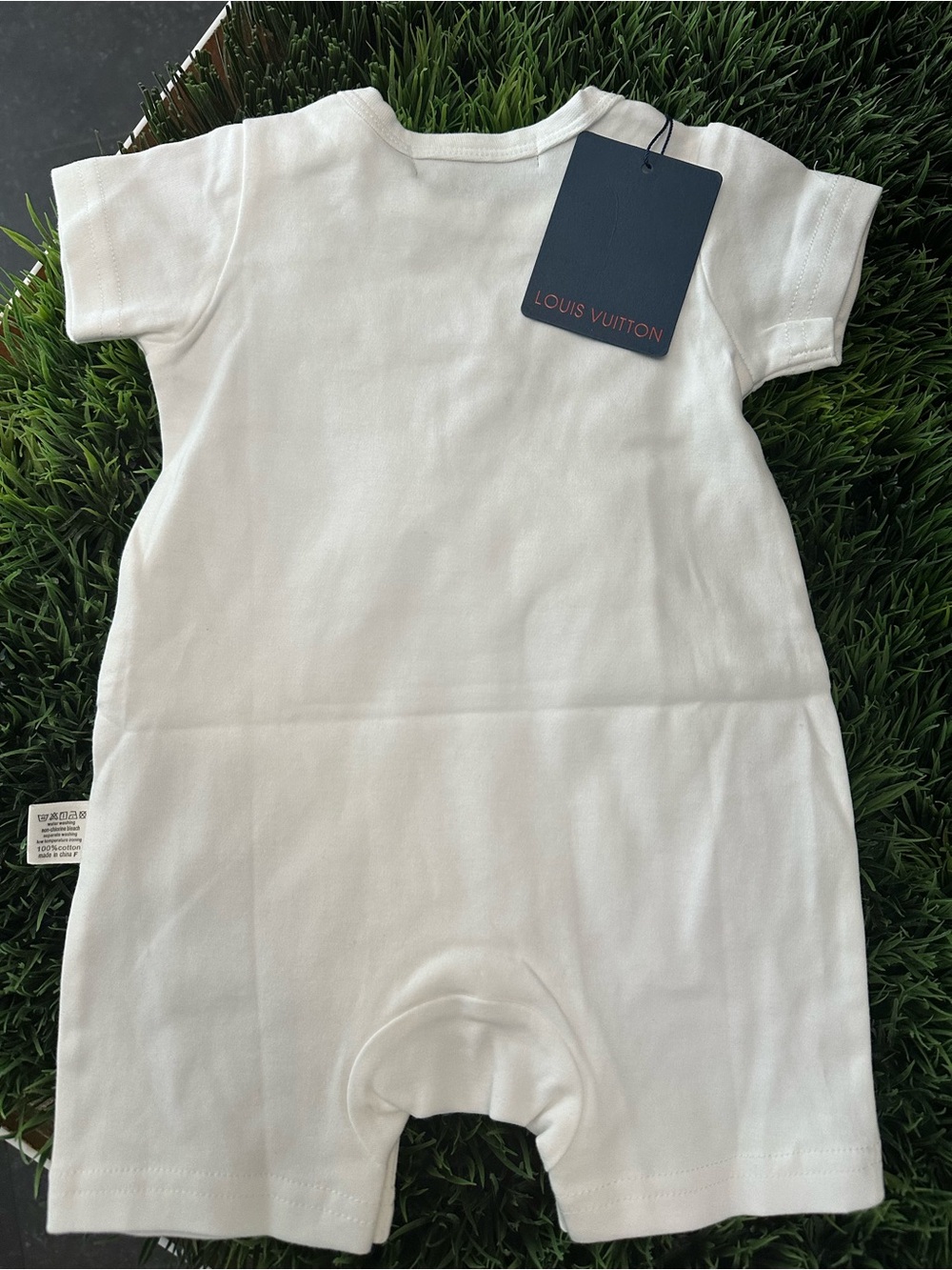 Louis Vuitton Baby White Cotton Romper Onesie with Blue Monogram size 0-3mths - Picture 2 of 6